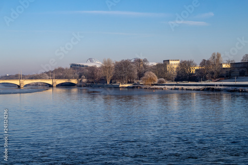 Ansicht vom teilweise gefrorenen Fluss "Weisse Elster"mit Baeumen und einem Wehr bei blauen Himmel © 2199_de