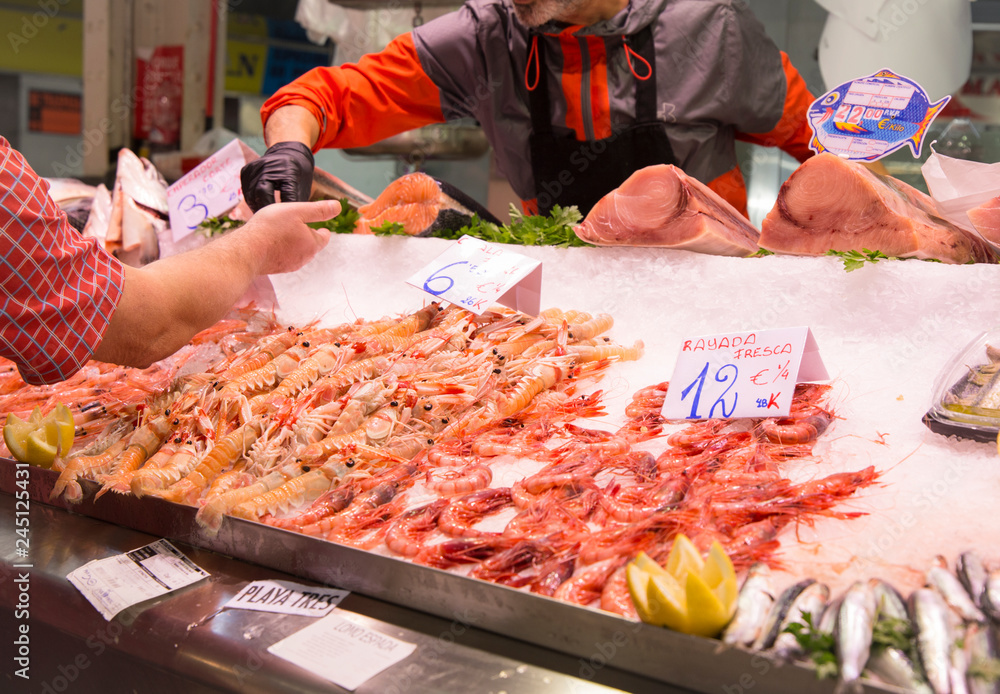 Pescados,mariscos y crustáceos en el mercado