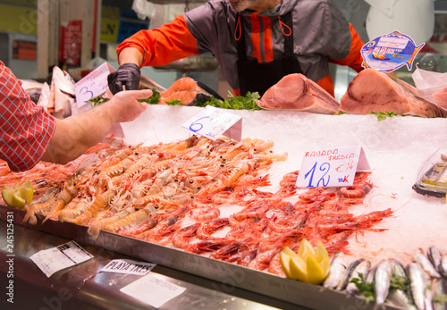 Pescados,mariscos y crustáceos en el mercado