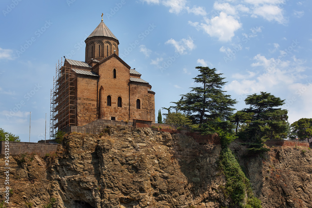 Исторический центр города Тбилиси. Вид на церковь Метехи.