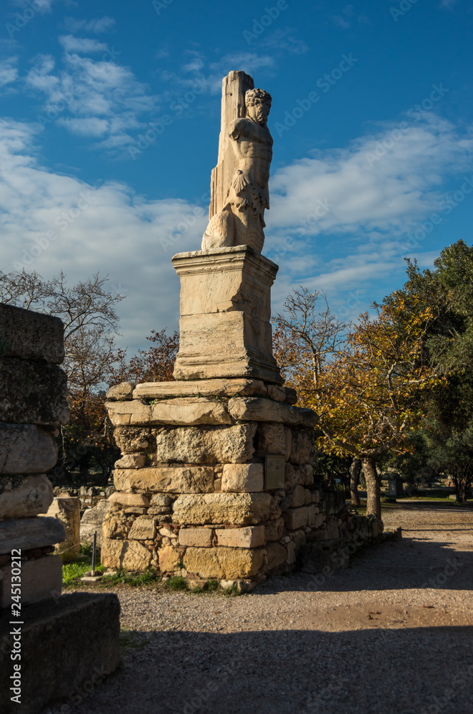 Φωτογραφία Odeon of Agrippa statues in the Ancient Agora of Athens, Greece
