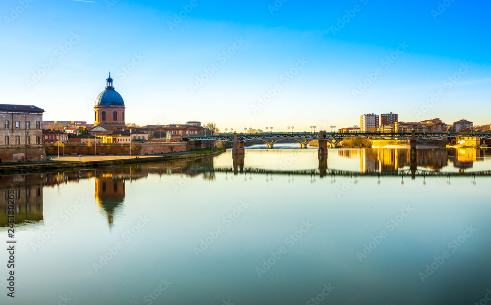 La Garonne à Toulouse au coucher du soleil en Occitanie, France