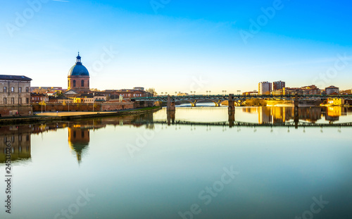 La Garonne à Toulouse au coucher du soleil en Occitanie, France