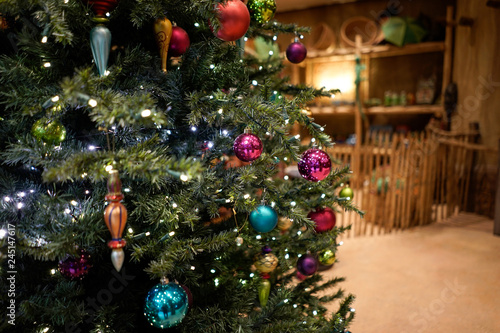 Weihnachtsbaum mit bunten Kugeln und Lichterkette © zolia