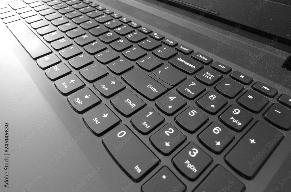 Zbliżenie na klawiaturę laptopa z widocznym klawiszem enter. Praca w biurze Zbliżenie na klawiaturę laptopa z widocznym klawiszem enter. Praca w biurze