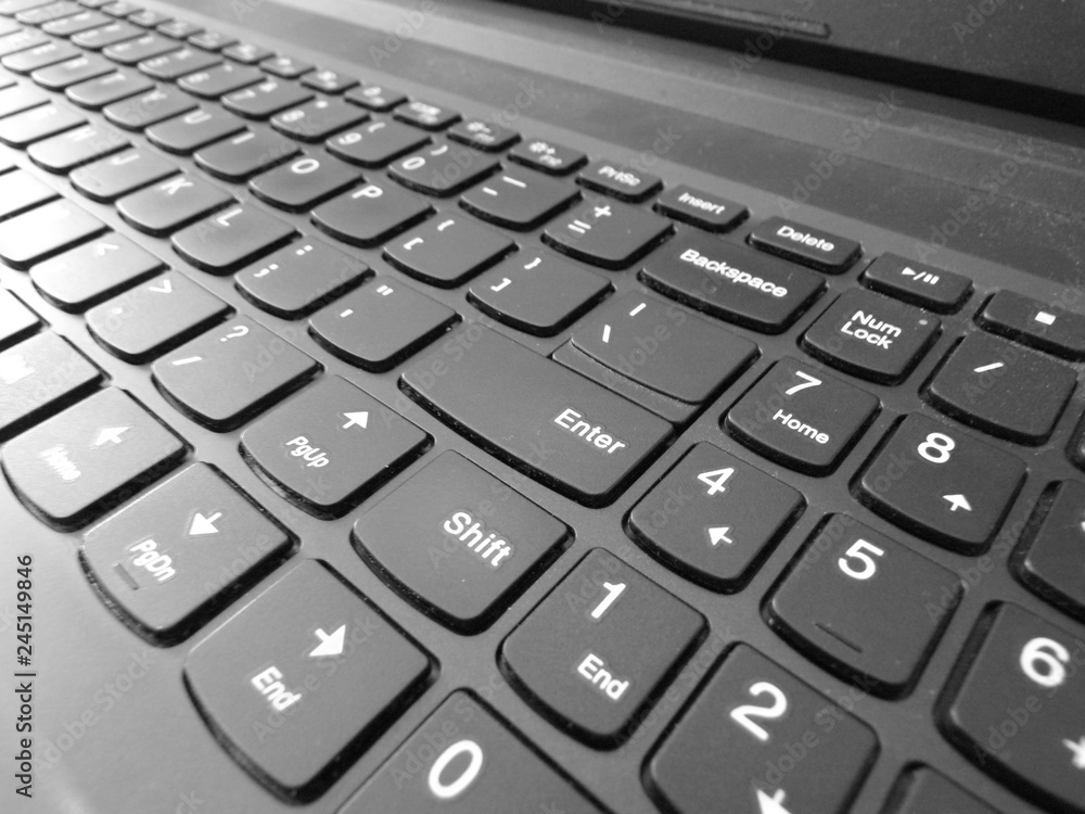 Widok na klawisz Enter w laptopie. Gotowy do pracy w biurze