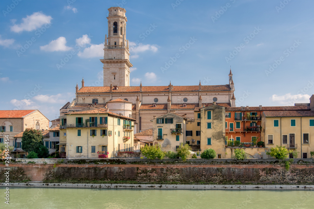 La chiesa costruita accanto al fiume a Verona