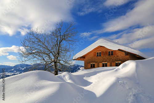 Chalet - Allgäu - Alm - Alpe - Winter - Pulverschnee © Dozey