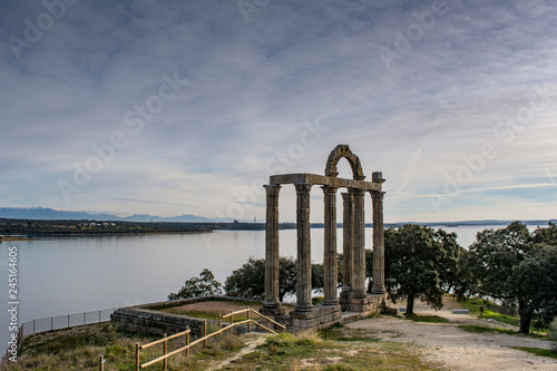 Foto Roman ruins in Valdecanas Reservoir. Caceres, Spain.