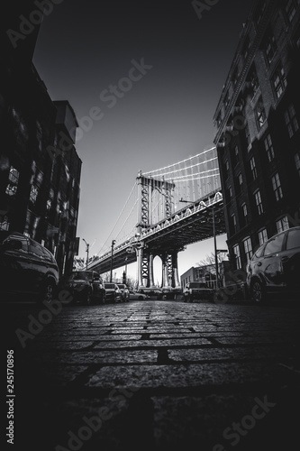 New York City, Brooklyn. Uno scorcio sul Manhattan Bridge che richiama i film più classici come "C'era una volta in America" © Giacomo