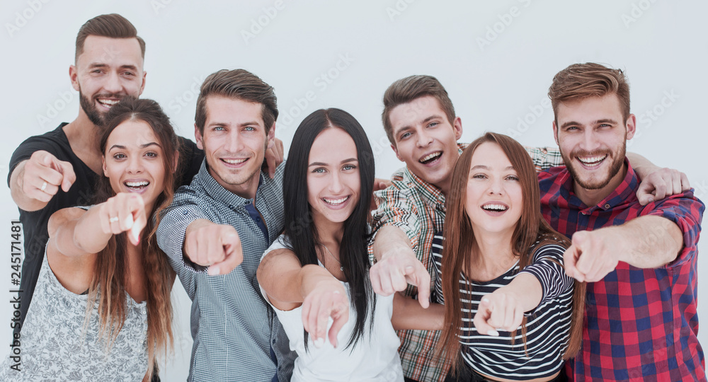Naklejka premium zabawny zespół młodych ludzi wskazujących na ciebie