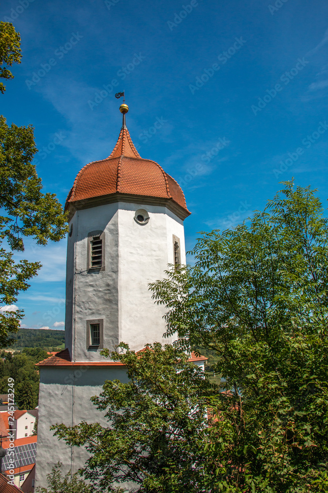 Die evangelische Kirche St. Barbara in der Stadt Harburg, Schwaben, Bayern, Deutschland