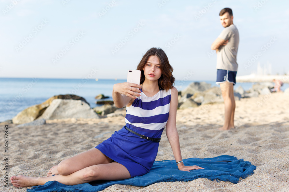 Fototapeta premium Young girl resting and taking selfie
