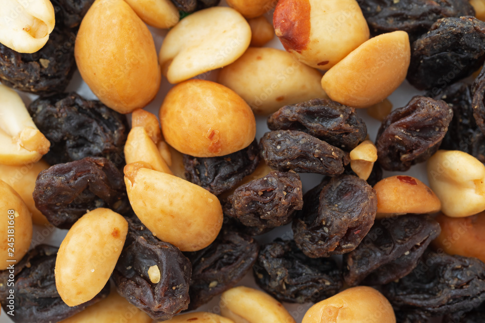 Obraz premium Close view of a portion of peanuts and raisins.