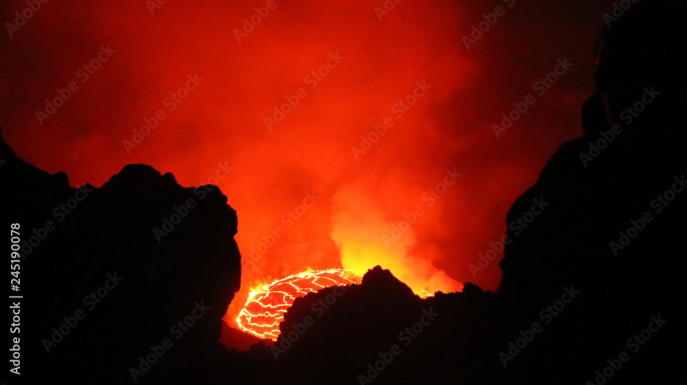wnętrze aktywnego wulkanu z rozgrzaną do czerwoności lawą - obrazy, fototapety, plakaty 
