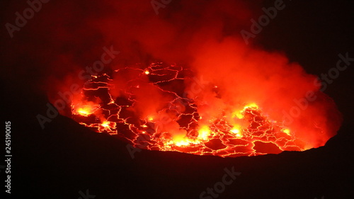 wnętrze aktywnego wulkanu z rozgrzaną do czerwoności lawą