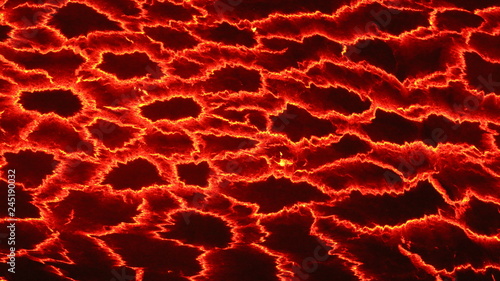 abstrakcyjne czerwono czarno żółte wzory na powierzchni lawy we wnętrzu aktywnego wulkanu