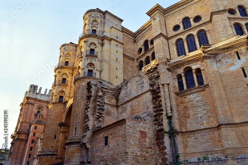 veduta esterna della Cattedrale di Malaga in Spagna uno dei più importanti monumenti rinascimentali dell'Andalusia . E' rimasta incompiuta per quanto riguarda la torre campanaria meridionale. © Simona Bottone