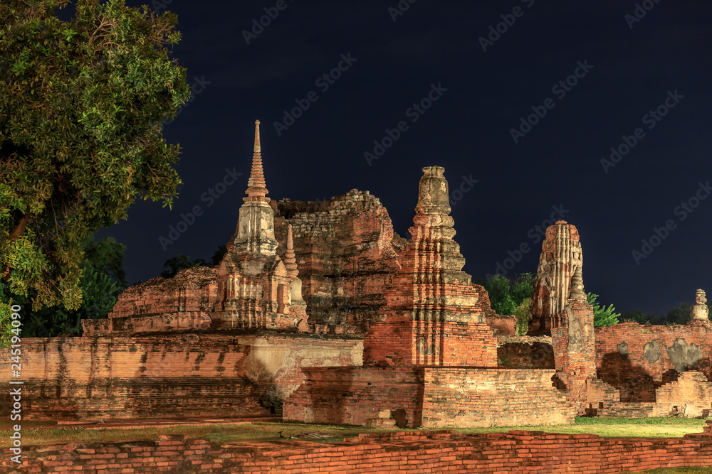 Obraz premium Wat Maha That temple at night with light up, Ayutthaya