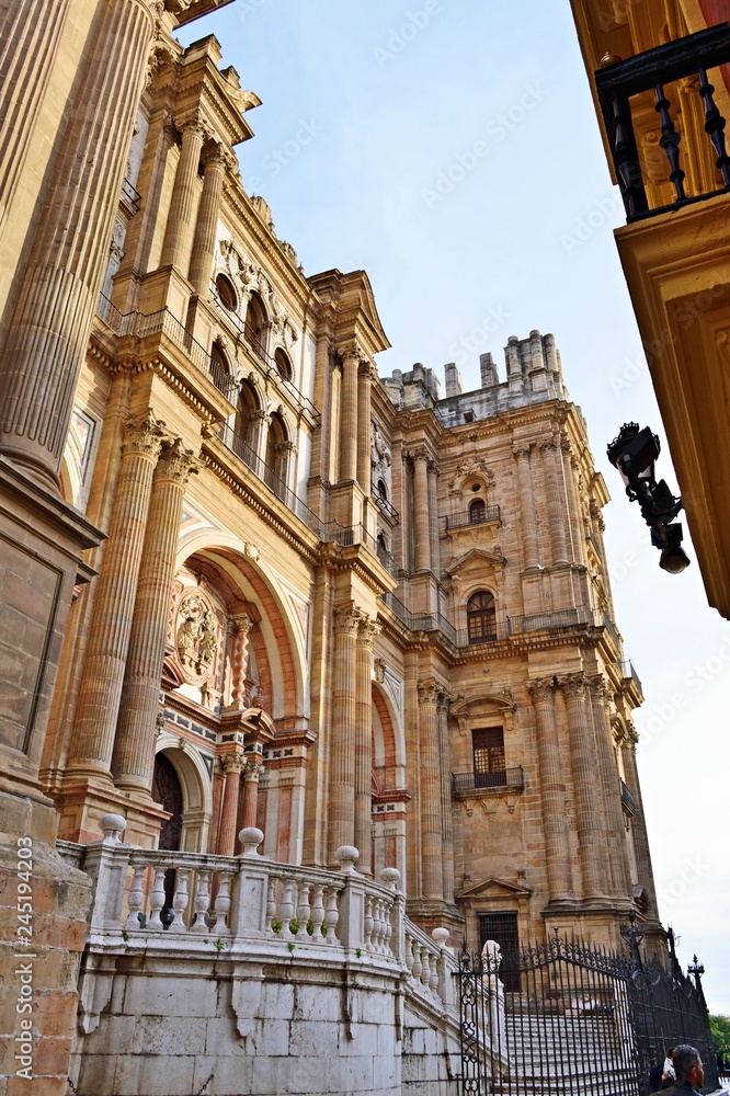 veduta esterna della Cattedrale di Malaga in Spagna uno dei più importanti monumenti rinascimentali dell'Andalusia . E' rimasta incompiuta per quanto riguarda la torre campanaria meridionale.