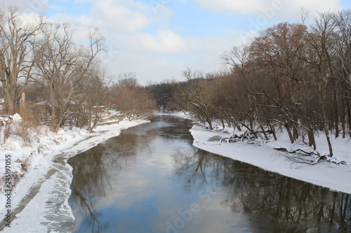 Fototapeta Naklejka Na Ścianę i Meble -  Des Plaines River in Des Plaines Illinois in winter