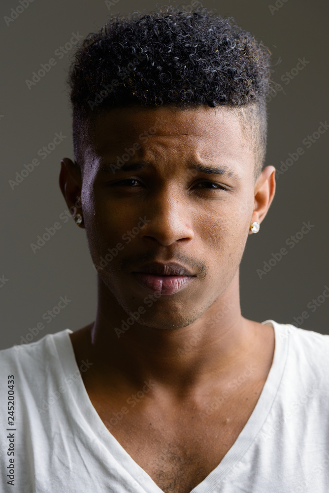 Obraz premium Face of young handsome African man looking at camera