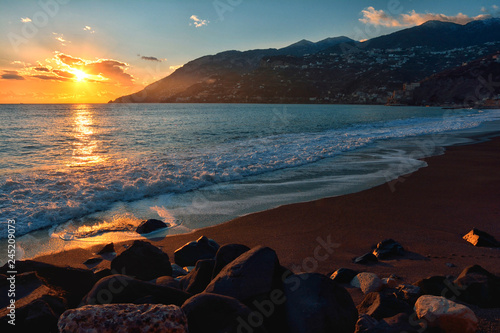 Vista panoramica al tramonto, mare della costiera amalfitana, Italia
