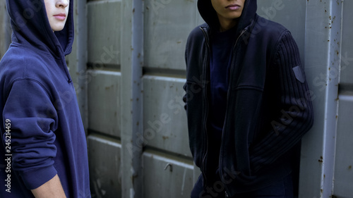Foto Hooded teenagers waiting for victim, extortion of money, young criminals