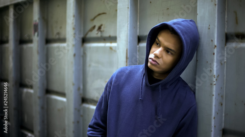 Foto High school graduate concerned about lack of education opportunities, poverty