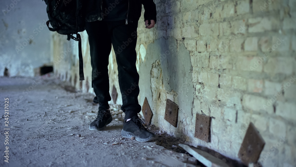 Obraz Nastolatek w zaniechanym domu, wygodni buty dla krańcowych przygod zbliżenia