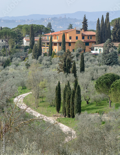 Settignano is an ancient Tuscan town on a hill, with a beautiful panoramic view of Florence. The city is located in the northeast of Florence. It is calm and private here. Italy