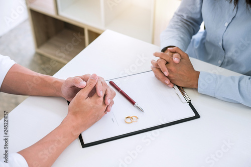 Canvas Print Husband and wife are reading divorce agreement and signing decree of divorce (di