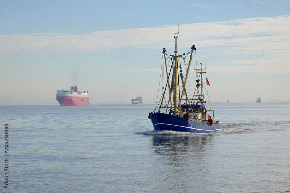 Fischkutter und Frachter vor Cuxhaven