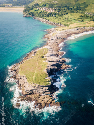 linea de costa Atlántica, Bahía de Sonabia, Cantabria, España 