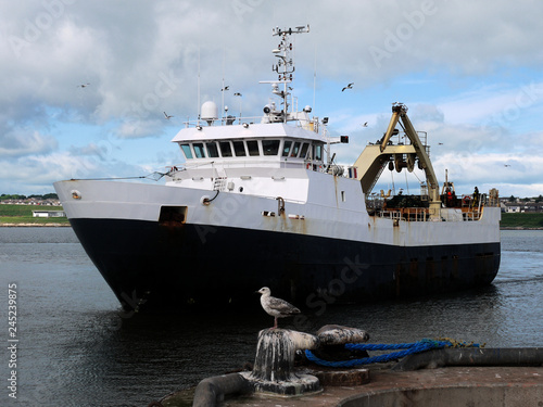 Fotografija Stern Trawler arriving at port to discharge fish.