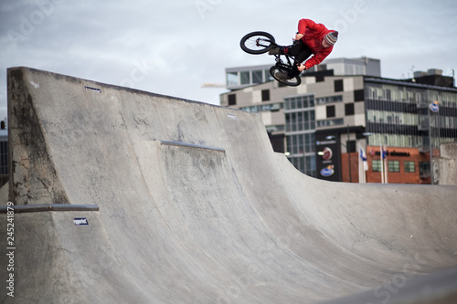 BMX Fahrer mit einem Trick im Sprung