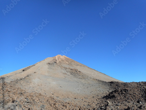 Gro  er Berg und ein sch  ner blauer Himmel 