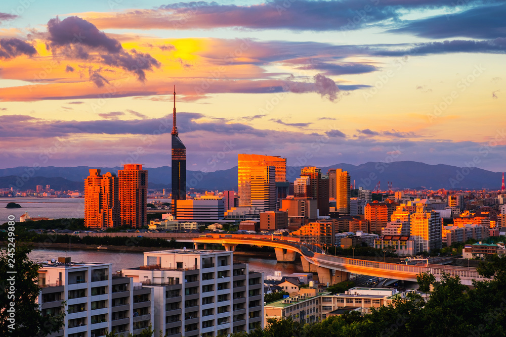 Fototapeta premium Zachód słońca z widokiem na centralną Fukuoka, Japonia, z wysokimi nowoczesnymi budynkami