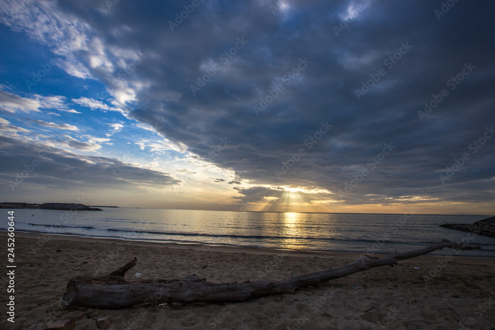 Obraz premium The natural background on the beach has golden light shining in the sea and has a beautiful blue sky, this beautiful natural event is not very frequent depending on the weather in each day.
