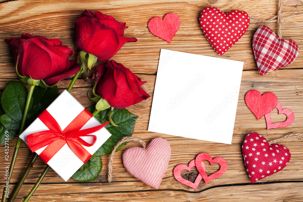 Valentinstag Hintergrund mit Rosen, Herzen und Geschenk