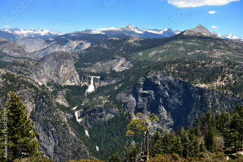 Beautiful mountain landscape in Yosemite National Park, California, USA © Talulla