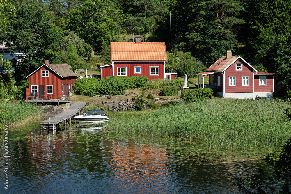 idyllischer schwedisches Landhaus am Wasser