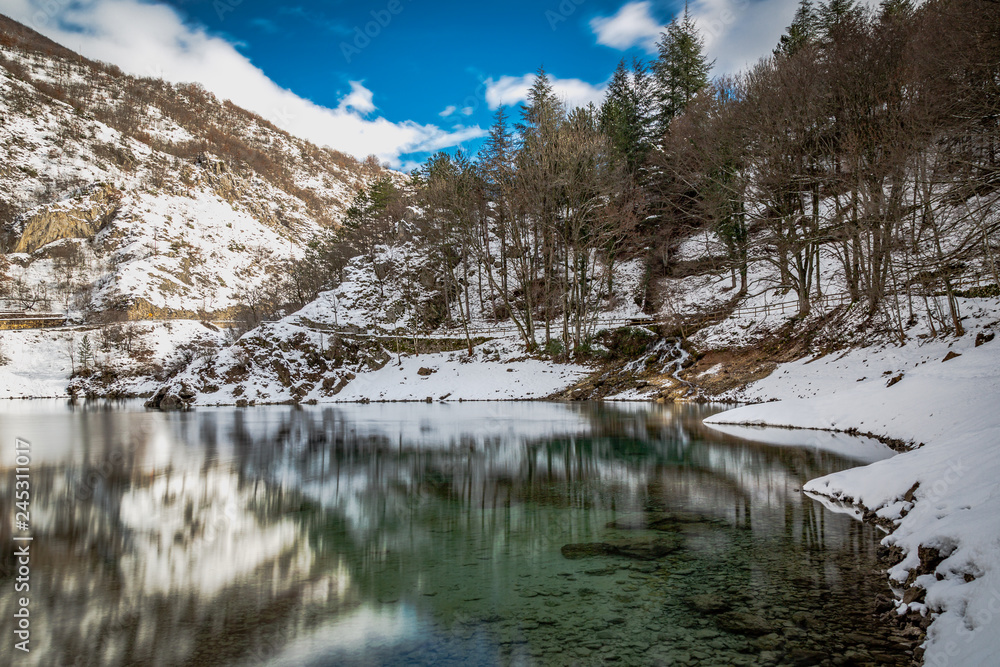 Il Lago di San Domenico e la Valle del Sagittario Il Lago di San Domenico e la Valle del Sagittario