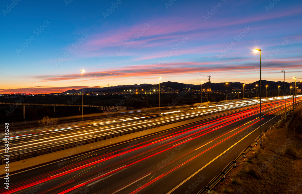 Obraz premium Autostrada o zmierzchu
