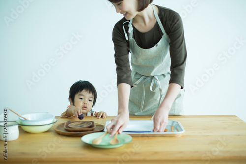 食器を片付ける母親と男の子