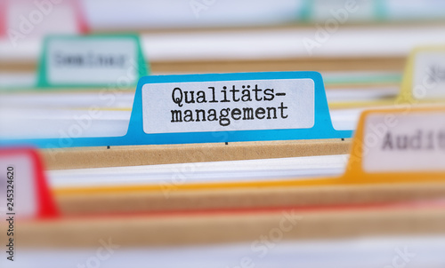 Akten mit der Beschriftung Qualitätsmanagement