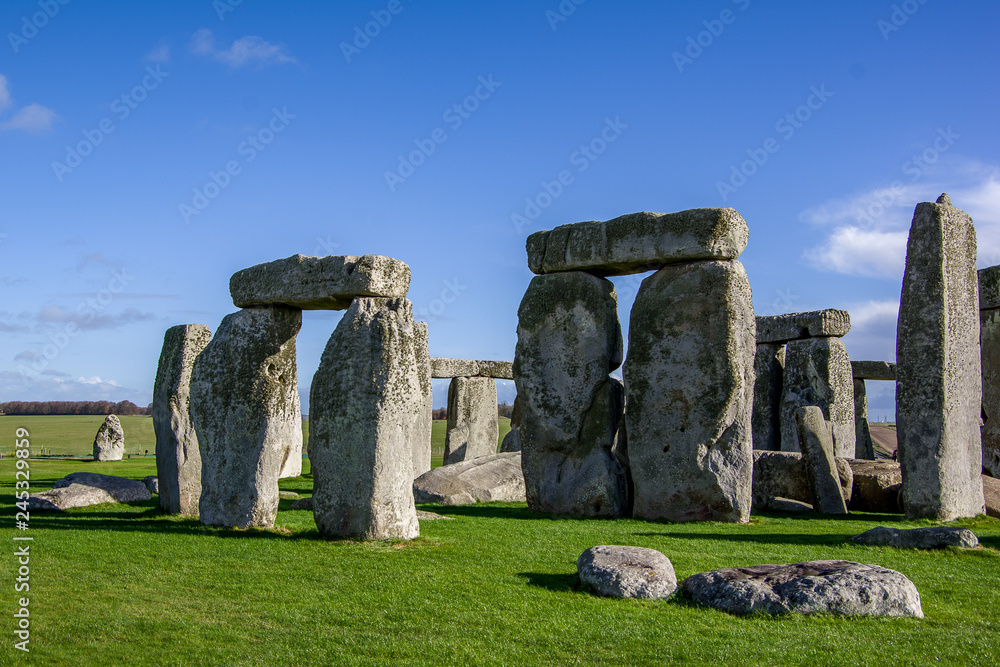 Naklejka premium Close up view of Stonehenge monument. Daylight with blue sky. United Kingdom.