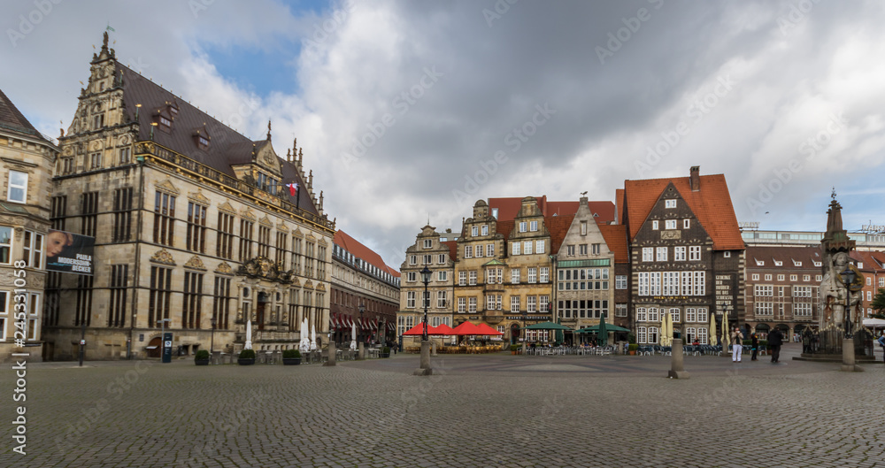 Fototapeta Bremen, Germany - Old Town Bremen displays a huge number of beautiful landmarks, with its churches, historical buildings, murales and contemporary palaces