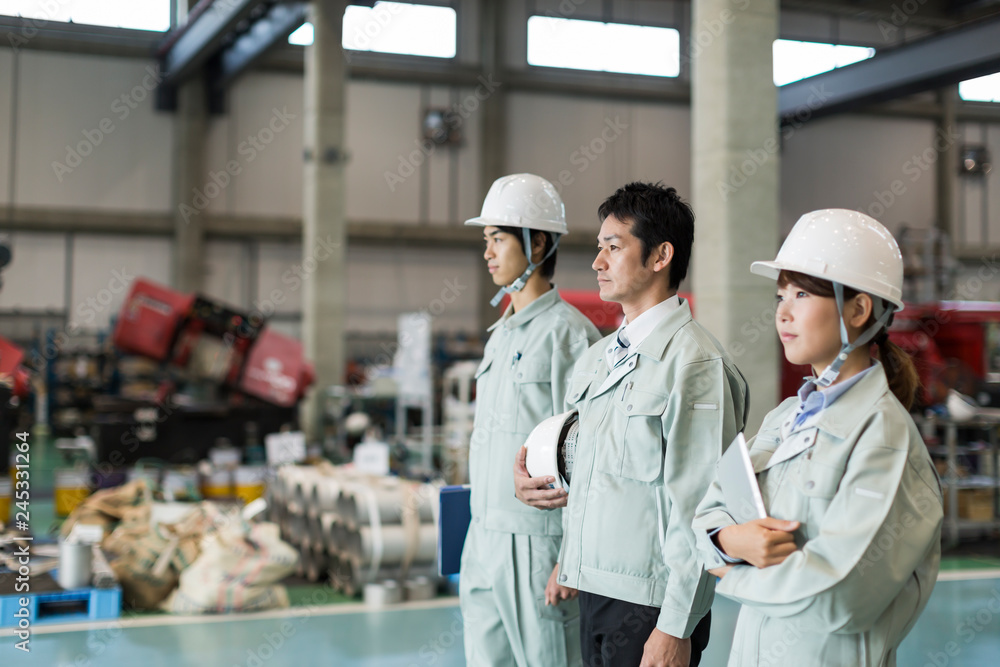 工場で立つ男女の作業員 Stock Photo | Adobe Stock