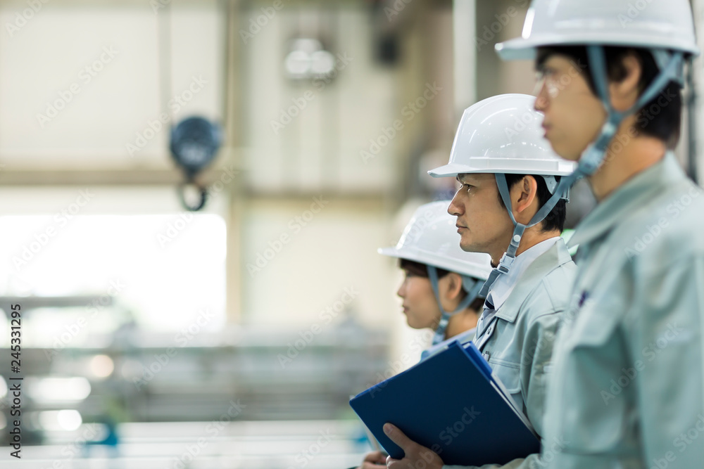 並んで立つ男女の作業員 Stock 写真 | Adobe Stock